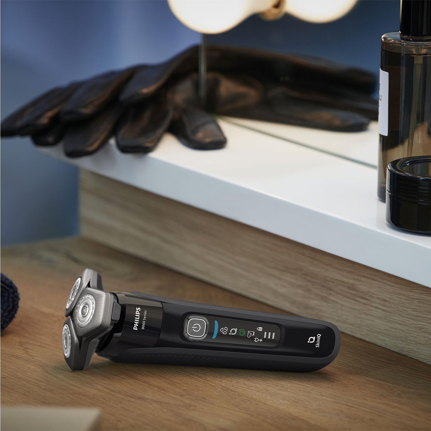 Philips Shaver Series 8000 – Elektrischer Nass- und Trockenrasierer mit SkinIQ Technologie in Schwarz, ausklappbarer Trimmer, Ladestation, Reiseetui, Reinigungsbürste (Modell S8696/35)
