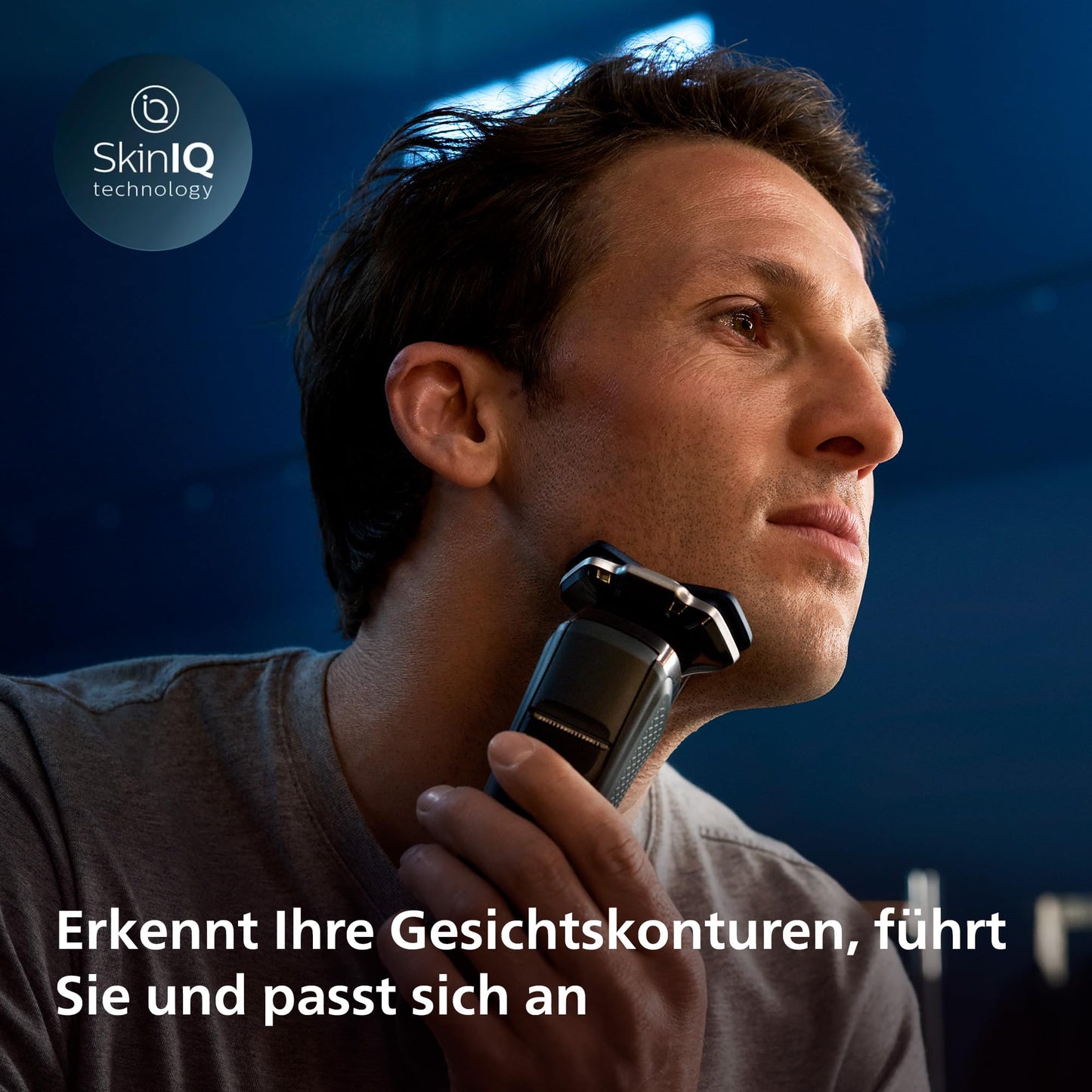 Philips Shaver Series 8000 – Elektrischer Nass- und Trockenrasierer mit SkinIQ Technologie in Schwarz, ausklappbarer Trimmer, Ladestation, Reiseetui, Reinigungsbürste (Modell S8696/35)